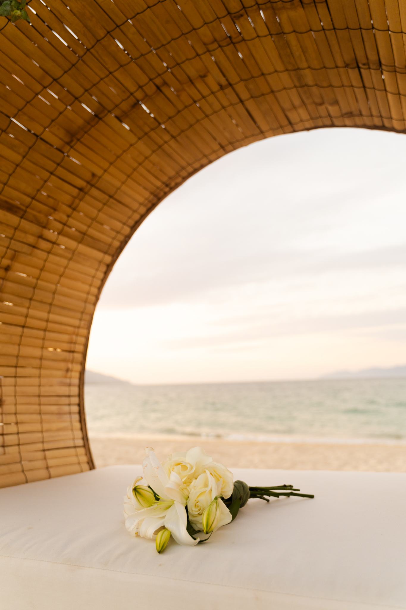 Detalle de ramo de novia con rosas y lirios blancos